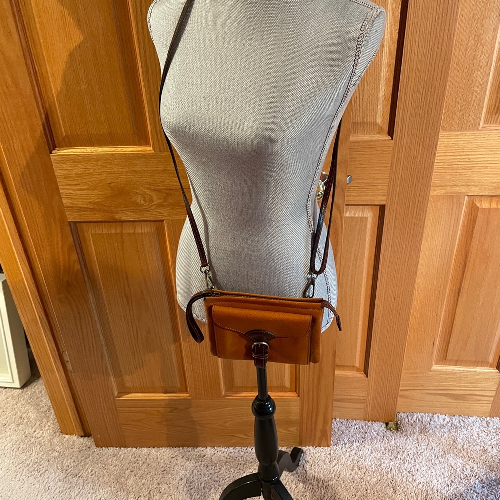 Classic Brown Leather Crossbody Bag with Adjustable Strap